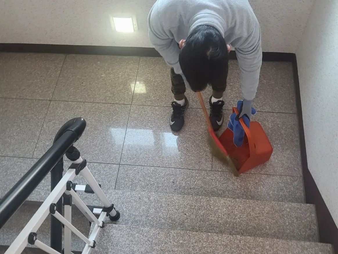 동구 동내동 건물 공동현관 장비 주변 정밀 위생청소 사례 - 행진크린