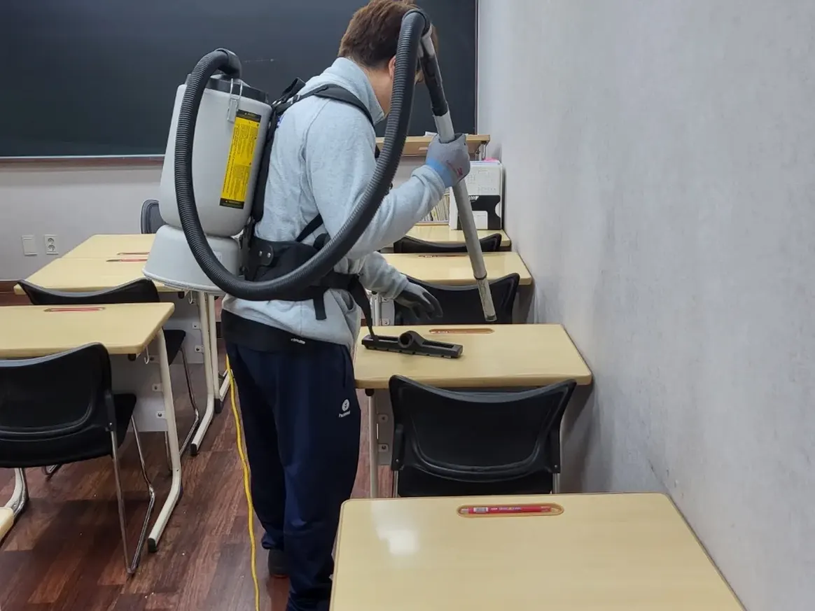 동구 사복동 학교 현관·중앙홀 바닥 위생청소 사례 - 행진크린