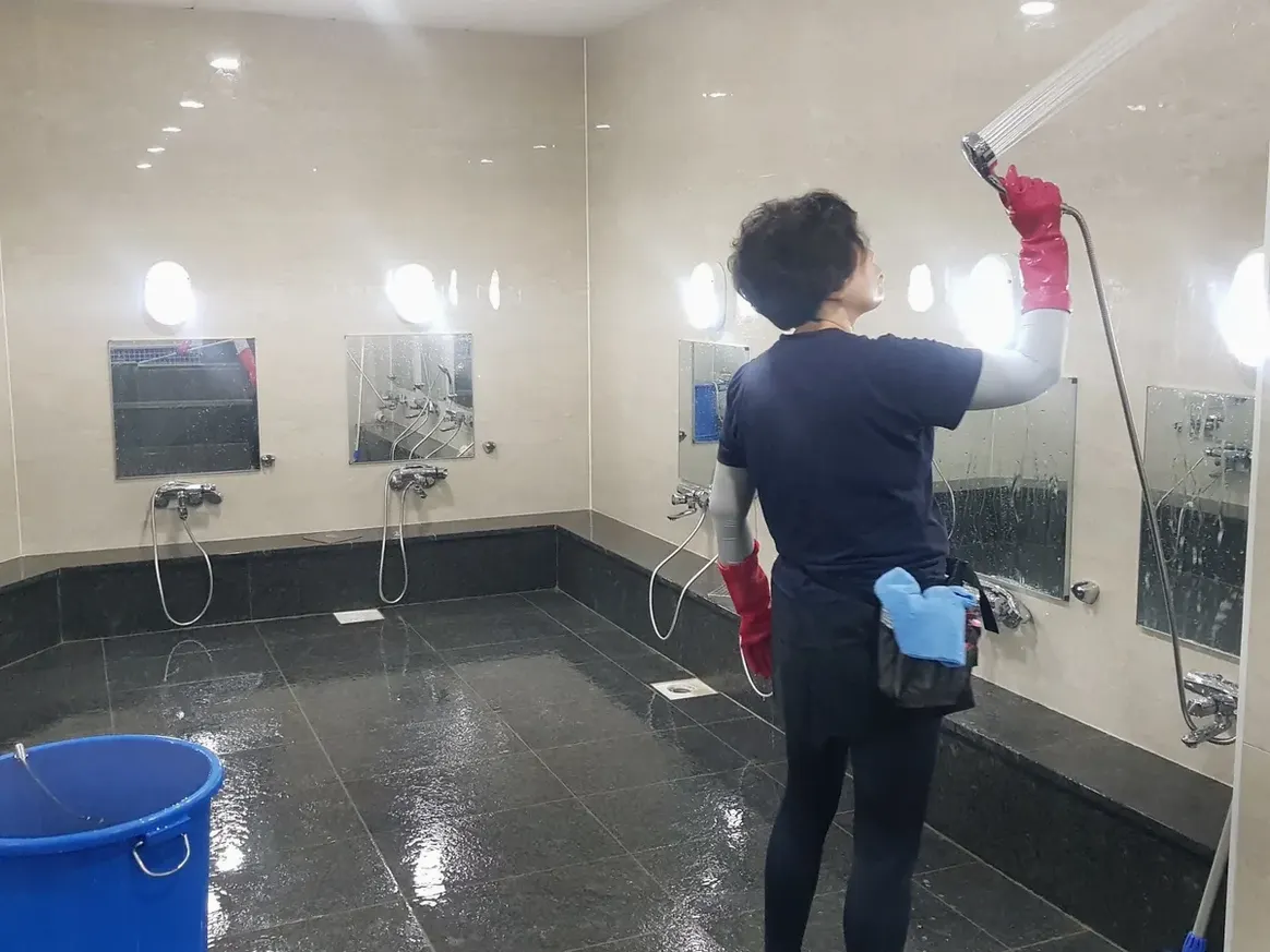 동구 사복동 목욕탕 탈의실·파우더룸 바닥 위생청소 사례 - 행진크린