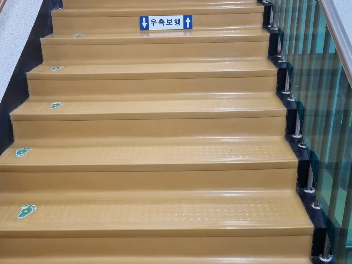 남구 봉덕동 어린이집 현관·신발장 바닥 위생청소 사례 - 행진크린